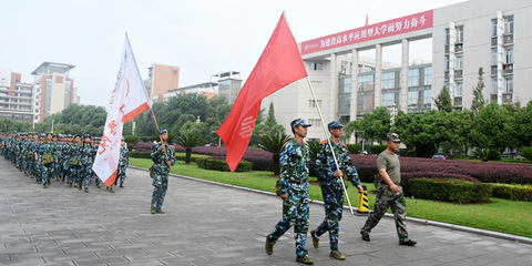2018級新生軍訓(xùn)徒步拉練 師旗飄揚，青春向黨